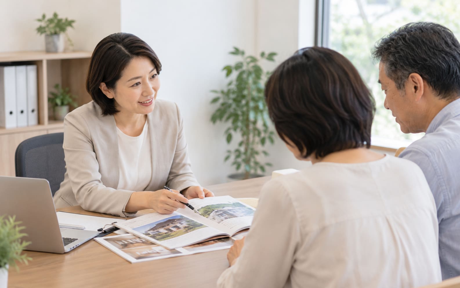 相談員がご実家の状況をご夫婦から伺う無料相談