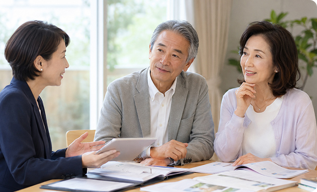 相談員と一緒に生前対策の資料を確認するご夫婦